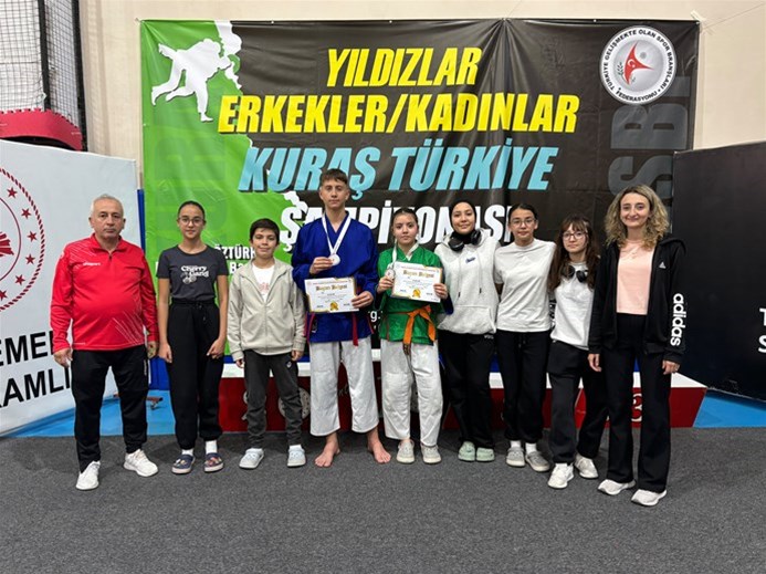 Antalya’nın Kemer ilçesinde düzenlenen Yıldızlar Kuraş Türkiye Şampiyonası’nda sporcularımız önemli bir başarıya imza attı.